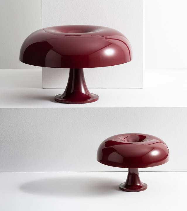 Two bordeaux Nesso and Nessino table lamps displayed on white levels, against a white background.