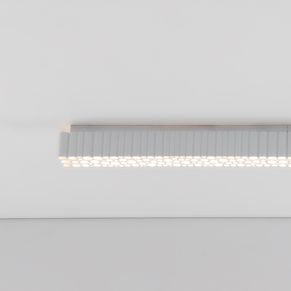 Artemide Calipso Linear System: recessed ceiling lamp with elongated honeycomb diffuser emitting soft, uniform white light
