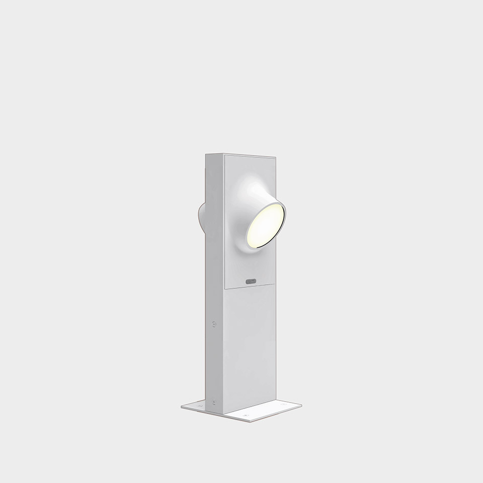 Artemide Ciclope floor lamp: white rectangular column with adjustable circular LED spotlight on a flat base