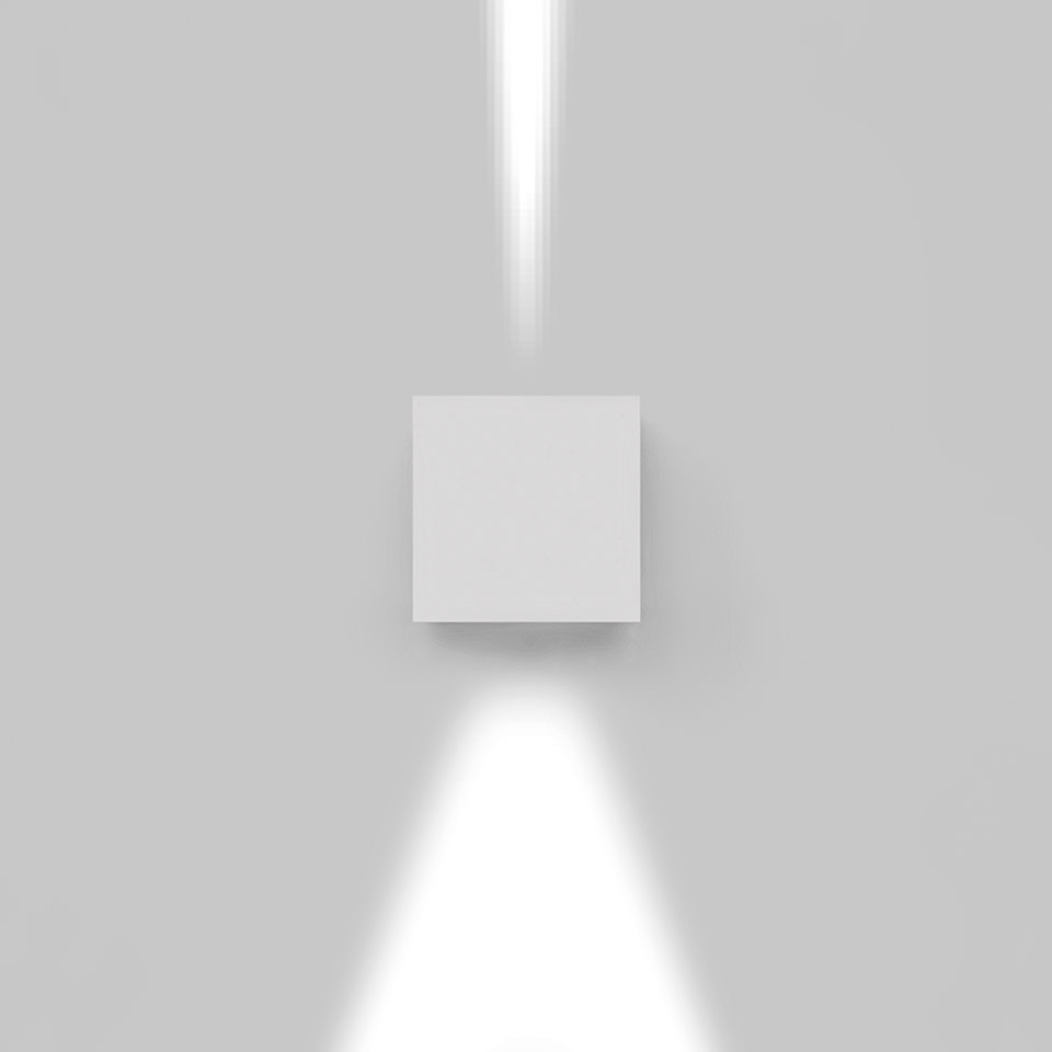 Artemide Effetto wall light in white, emitting two narrow upward and downward light beams on a neutral wall