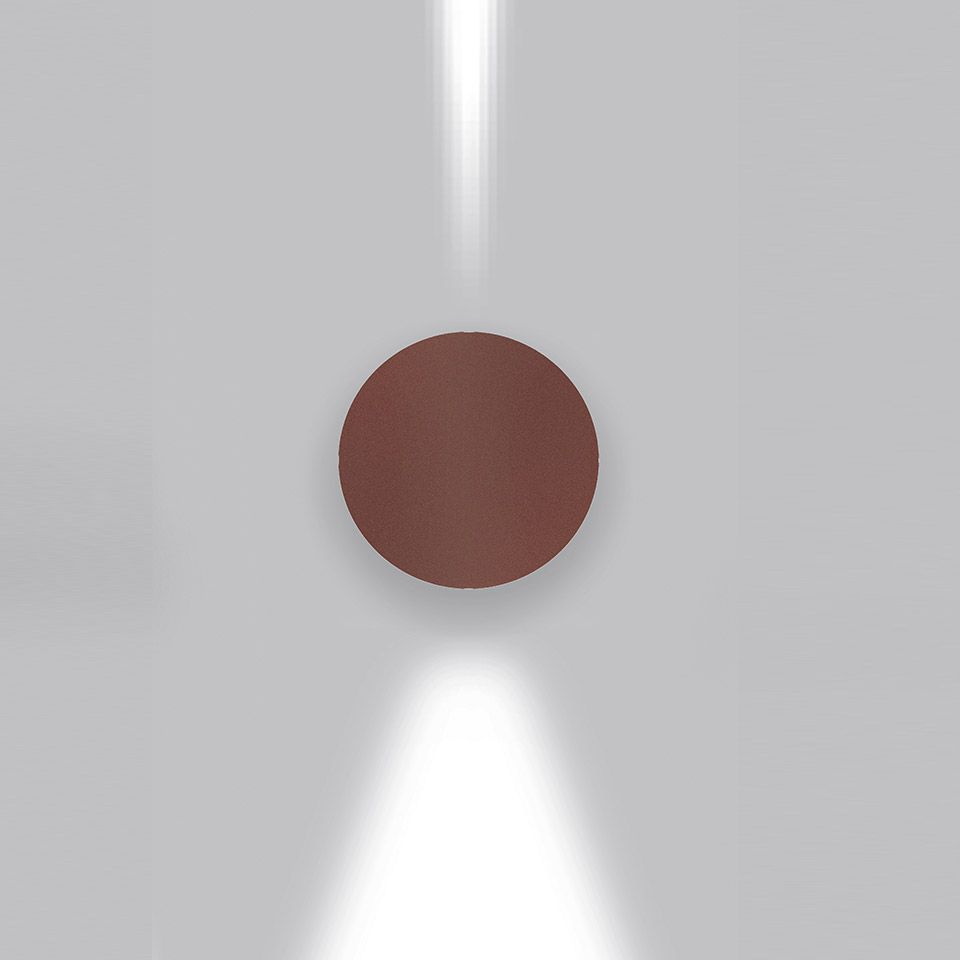 Artemide Effetto wall lamp in brown-red finish, emitting two narrow beams of light upward and downward on a grey wall