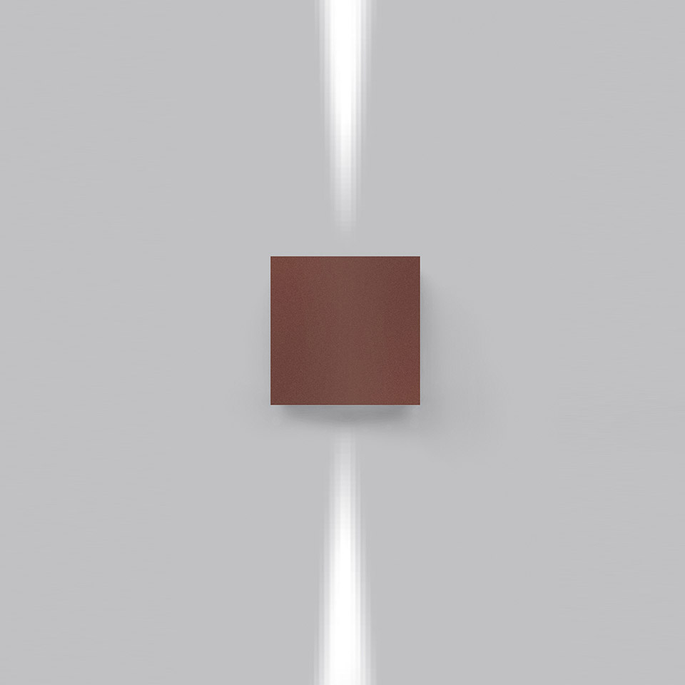 Effetto wall light in rust red, emitting two narrow vertical beams of white light upward and downward against a grey wall