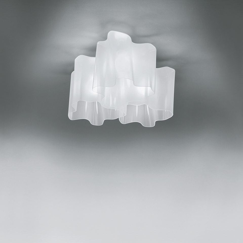 Artemide Logico soffitto 3x120° ceiling lamp with three overlapping frosted glass diffusers arranged in a circular pattern, emitting soft white light