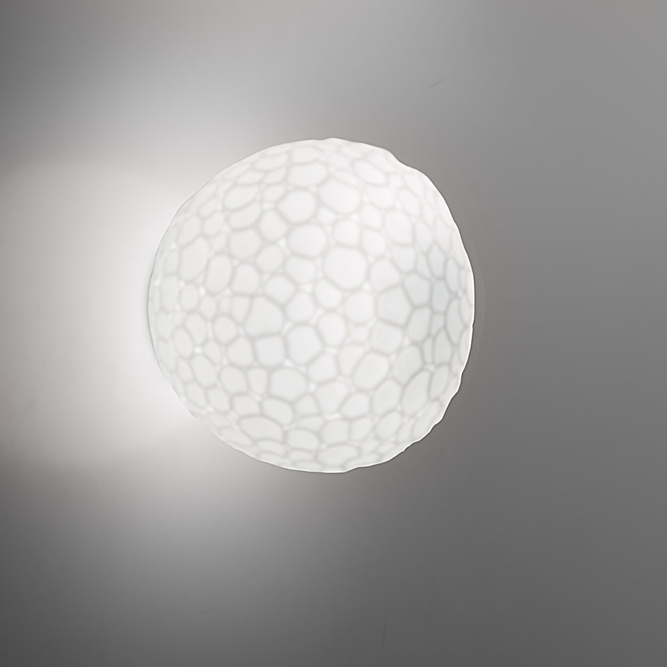 Artemide Meteorite wall/ceiling lamp: white spherical diffuser with organic cell-like texture, emitting soft diffused light