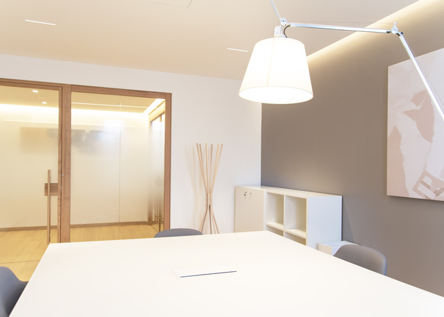 Image of the parchment-coloured lampshade of Tolomeo Mega Terra aluminium.