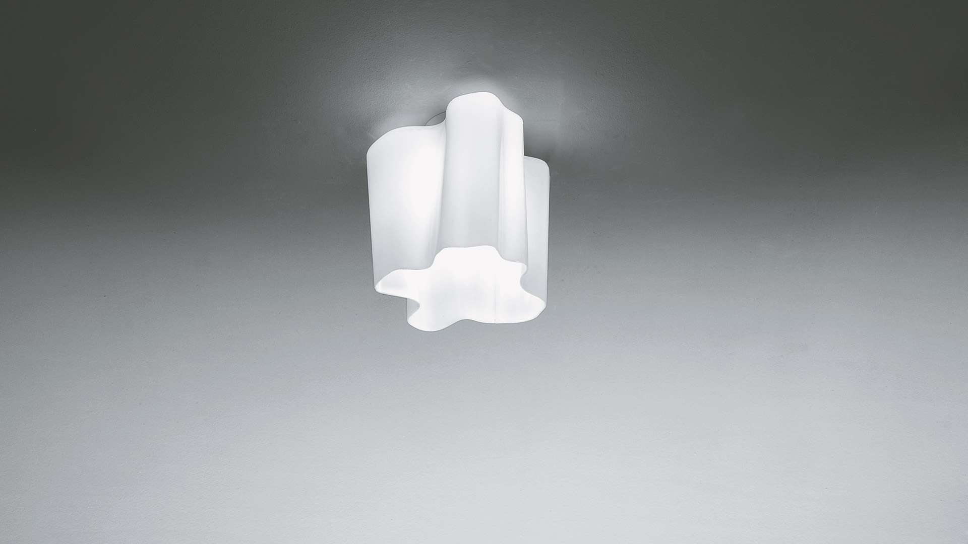 Artemide Logico ceiling lamp with white opal glass diffuser in organic flower-like shape, mounted flush on ceiling