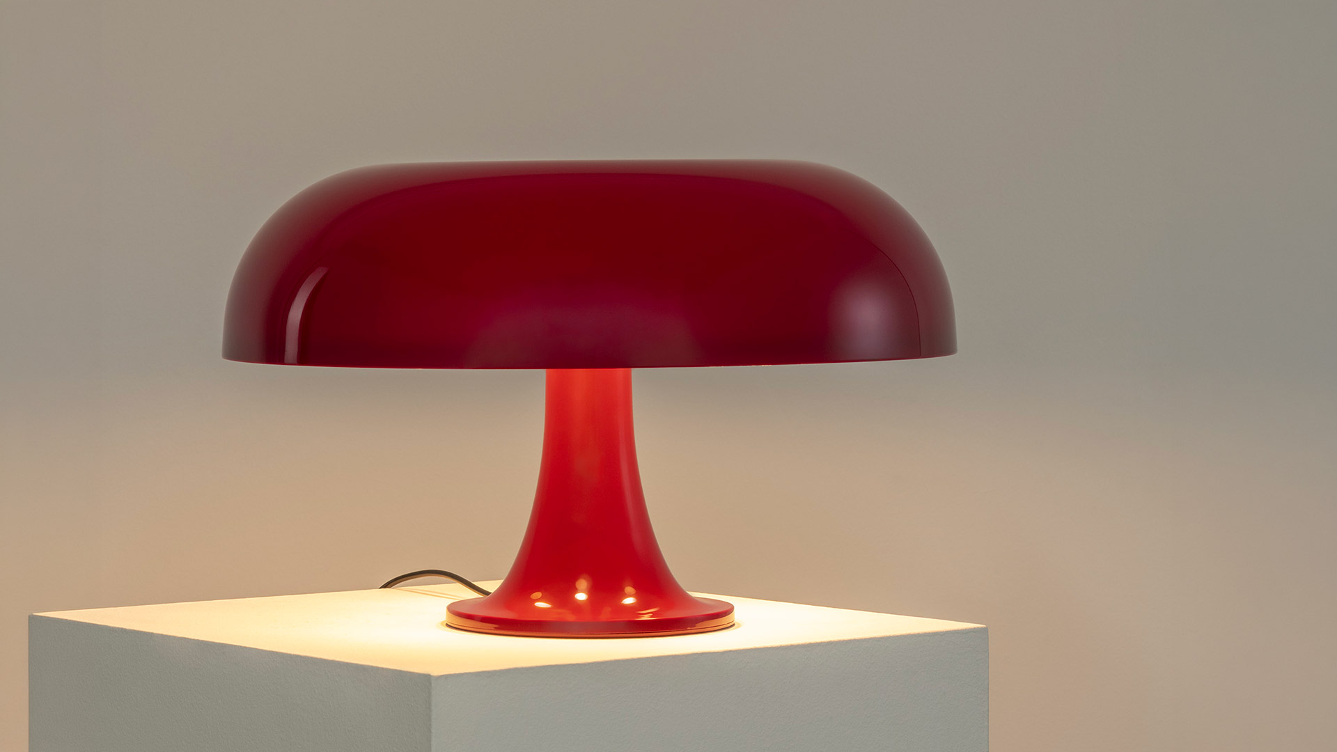 Artemide Nesso table lamp, iconic mushroom-shaped white glossy diffuser on a pedestal base, designed by Giancarlo Mattioli