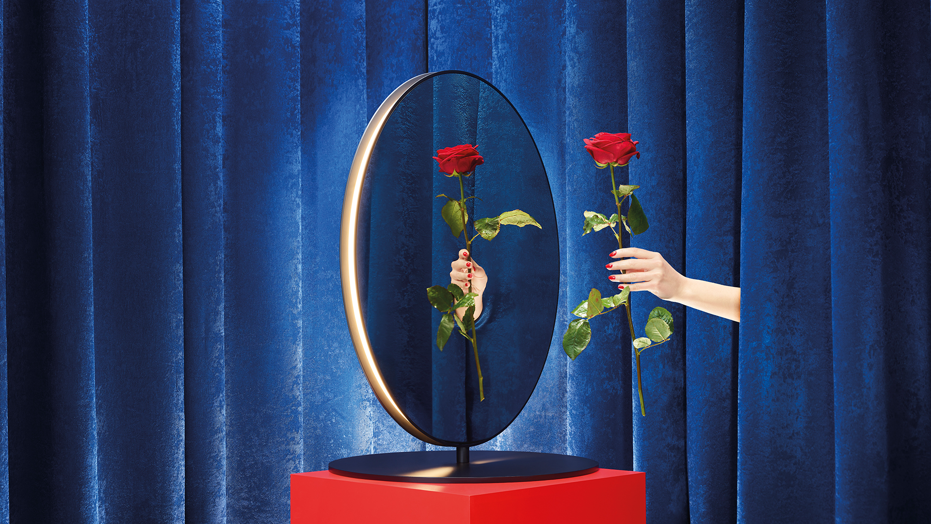 Artemide Se|eS collection: four circular mirrors with integrated LED lighting in wall, floor, table, and pendant versions