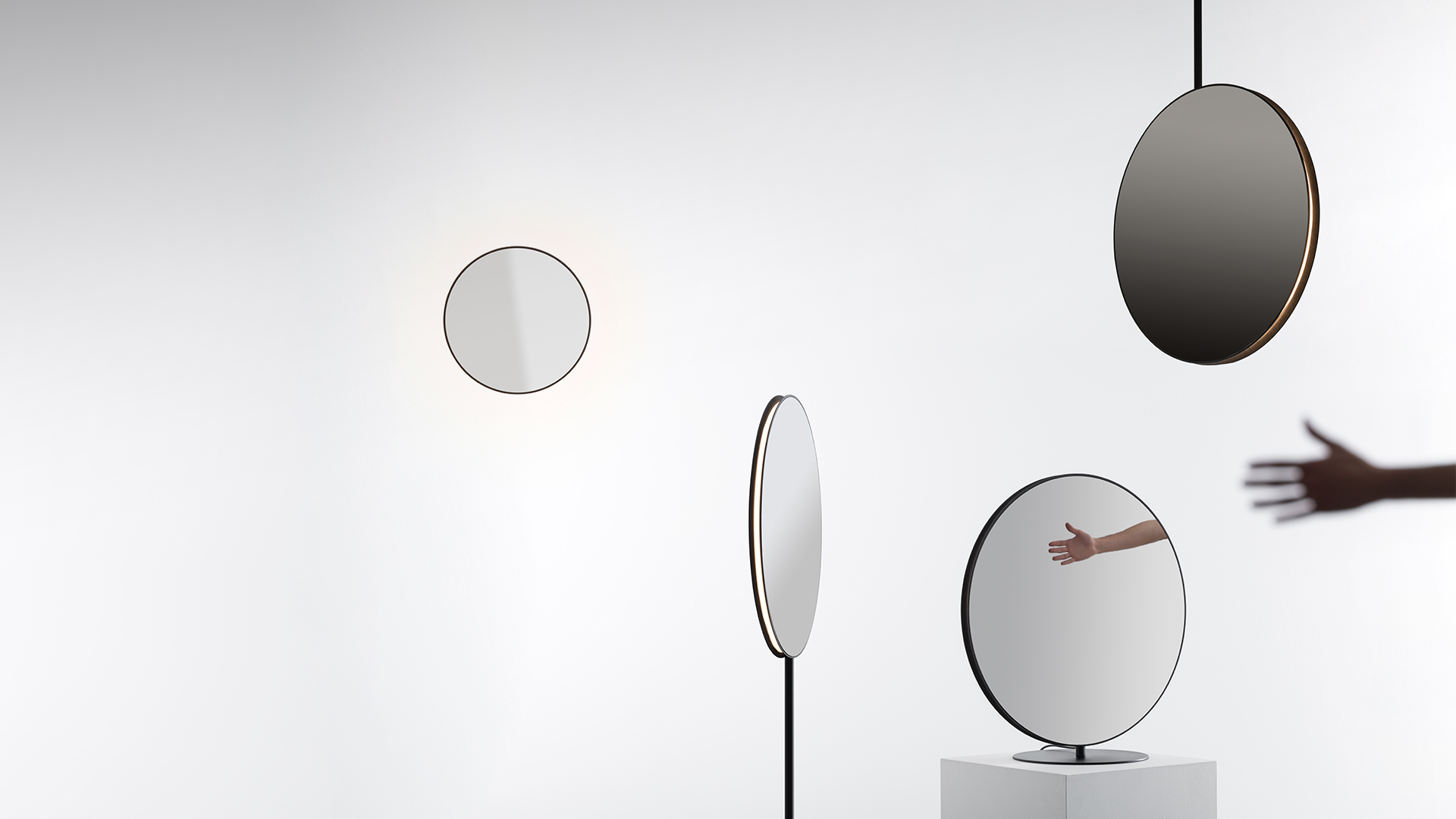 Artemide Se|eS pendant lamp: circular dark disc diffuser with bronze edge trim, suspended from black cable on white ceiling